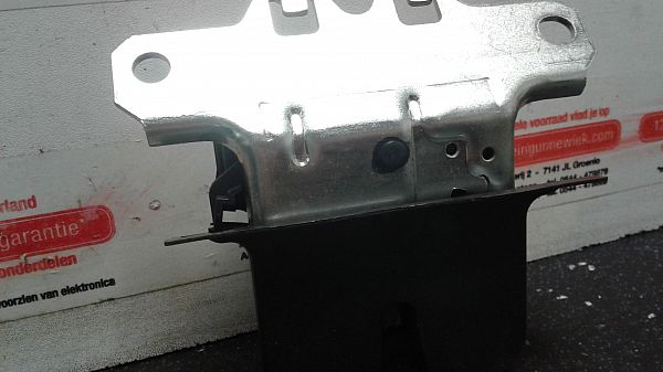Tailgate lock