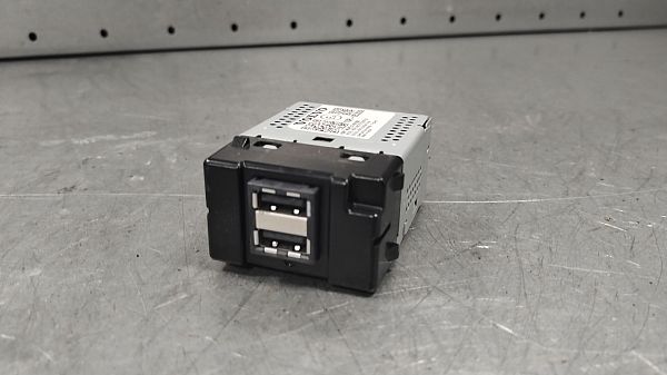 AUX-/USB-Anschluss VOLVO XC40 (536)