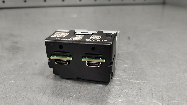 AUX-/USB-Anschluss VOLVO XC40 (536)