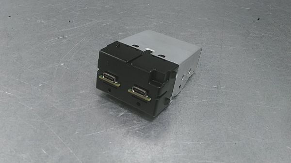 AUX-/USB-Anschluss VOLVO XC40 (536)
