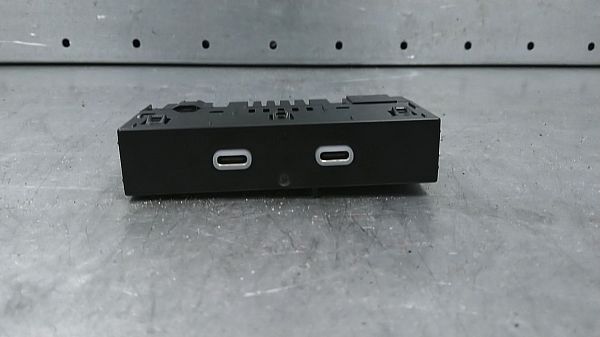 AUX-/USB-Anschluss SKODA OCTAVIA IV Combi (NX5, PV5)