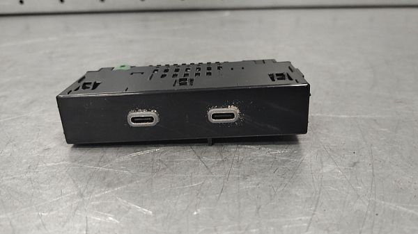 AUX-/USB-Anschluss SKODA OCTAVIA IV Combi (NX5, PV5)