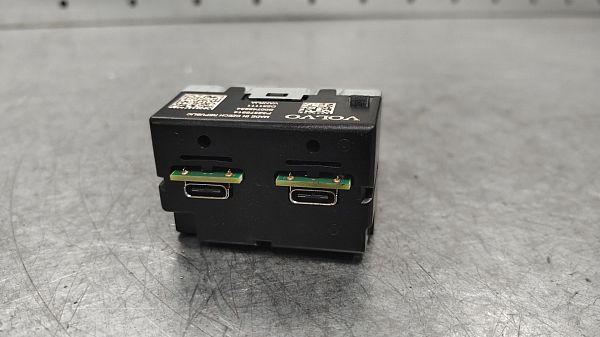 AUX-/USB-Anschluss VOLVO XC90 II (256)
