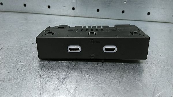 AUX-/USB-Anschluss SKODA OCTAVIA III Combi (5E5, 5E6)