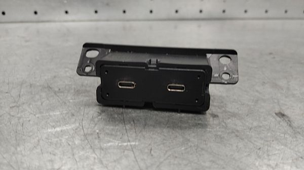 AUX-/USB-Anschluss VOLVO EX30 (416)