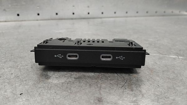 AUX-/USB-Anschluss CUPRA FORMENTOR (KM7, KMP)
