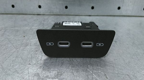 AUX-/USB-Anschluss CUPRA BORN (K11)