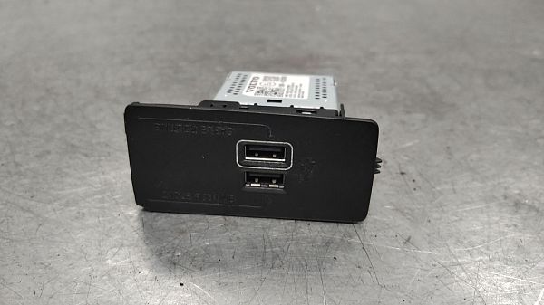 AUX-/USB-Anschluss VOLVO V60 II (225)