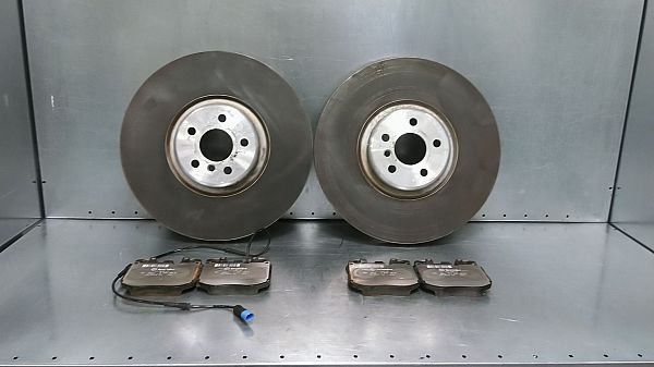Brake discs and calipers set