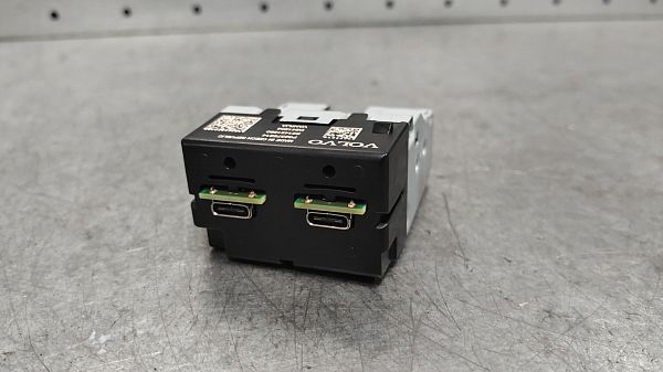 AUX-/USB-Anschluss VOLVO V90 II Estate (235)