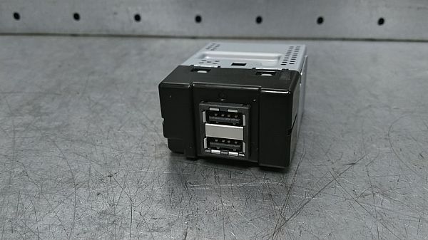AUX-/USB-Anschluss VOLVO XC40 (536)