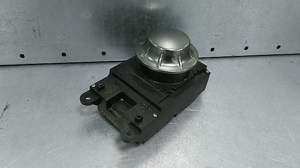 Head unit multimedia control