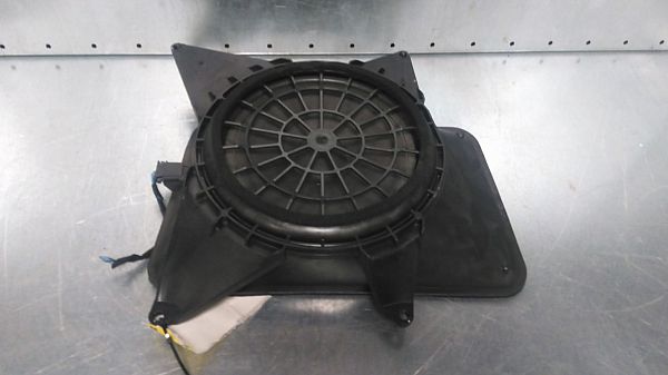 Parcel shelf speaker