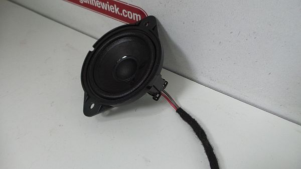 Parcel shelf speaker