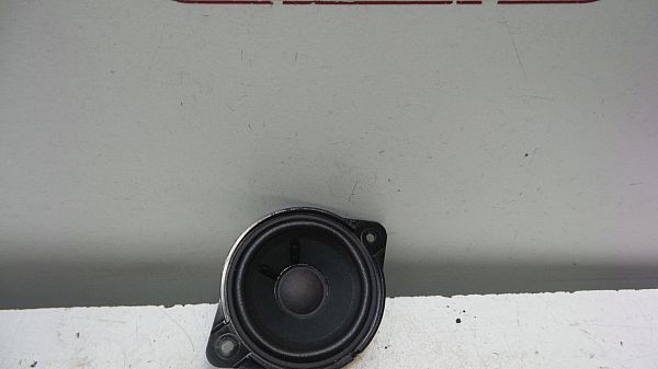 Parcel shelf speaker