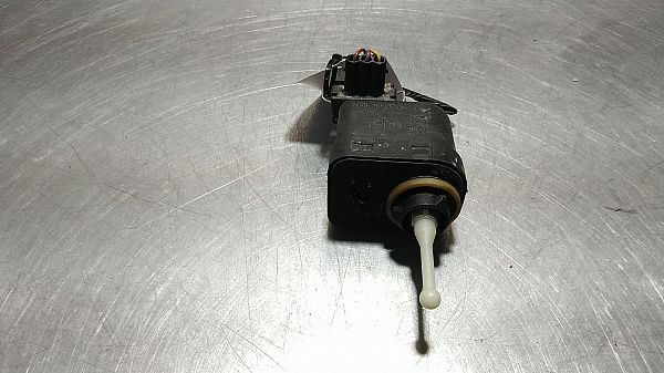 Headlight level adjustment motor