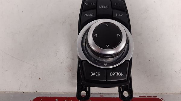 Head unit multimedia control