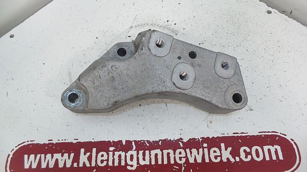 Gearbox mounting bracket