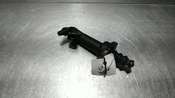 Clutch slave cylinder